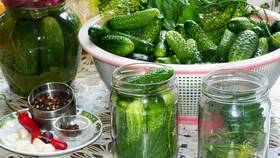 Зачем переворачивают банки с огурцами в Декатлон
